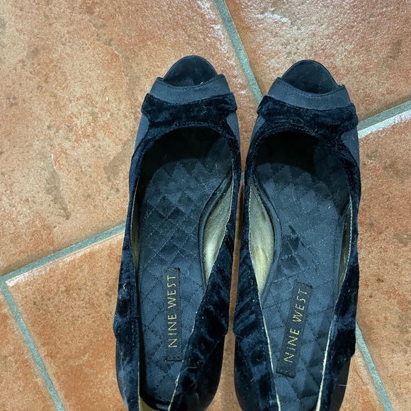 Nine West navy pump velvet & silk beautiful formal shoe, never worn - Picture 3 of 3